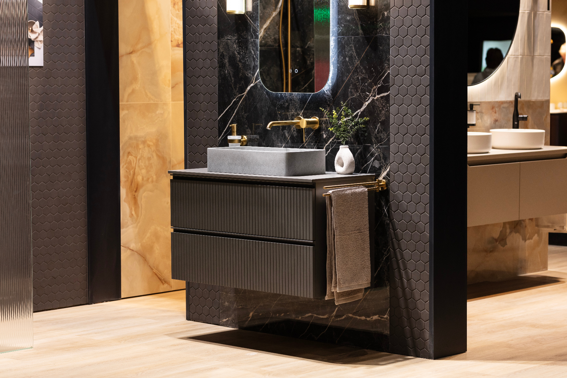 Moderne badkamer met Saniclass meubel in donkerblauw